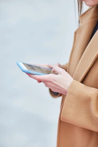 Une jeune Russe tape un message au téléphone. Une fille écrit un SMS. Communique sur les réseaux sociaux — Photo