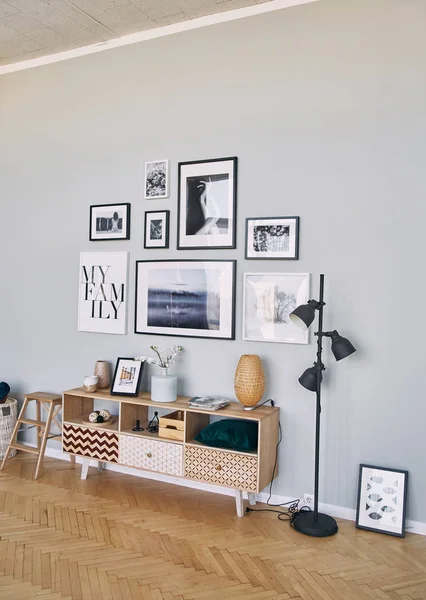 Different size framed photos hanging on the gray wall. — Stock Photo, Image