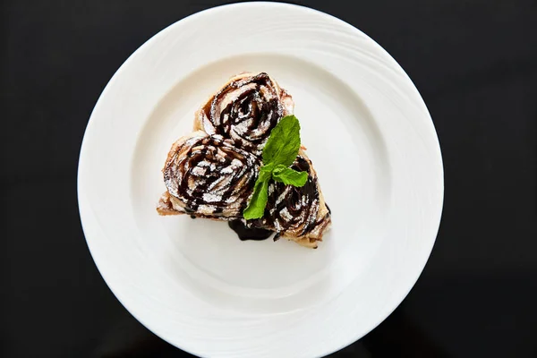 हिरव्या भाज्या एक तुकडा सह पाय. फळांसह केक करा. काळा पार्श्वभूमीवर डिश . — स्टॉक फोटो, इमेज