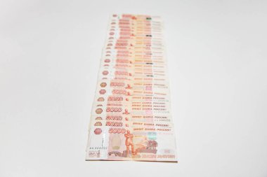 Beş bin ruble beyaz arka plan üzerinde izole banknottan Rus banknotlar