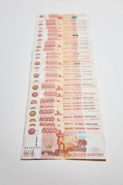 Beş bin ruble beyaz arka plan üzerinde izole banknottan Rus banknotlar