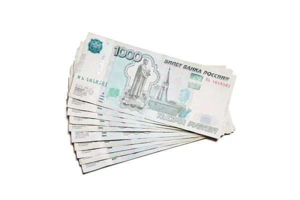 Billetes rusos en denominaciones de mil rublos aislados sobre fondo blanco — Foto de Stock