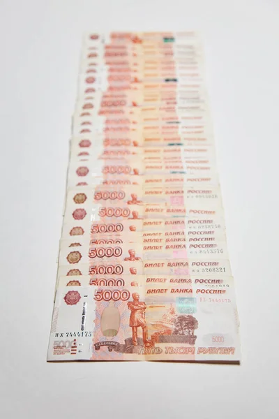 Notas russas em denominações de cinco mil rublos isoladas sobre fundo branco — Fotografia de Stock