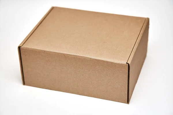 在白色背景上被隔离的纸板箱 用于包裹递送的棕色包裹纸板箱 — 图库照片