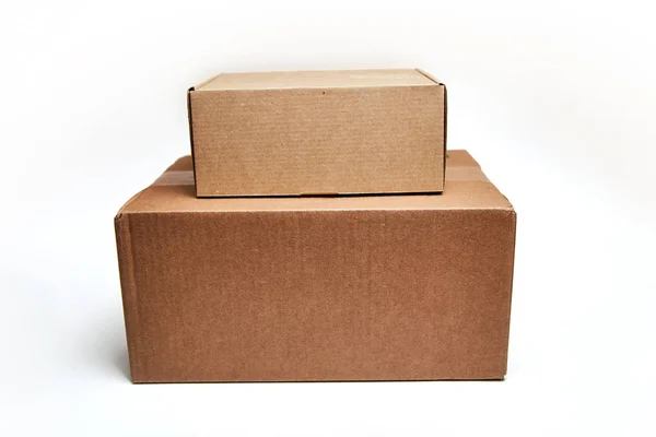 Primer plano de una pila de cajas de cartón sobre fondo blanco — Foto de Stock