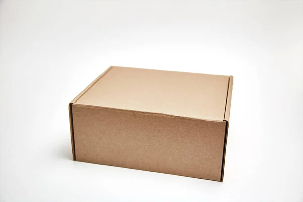 Caixa de papelão isolado em um fundo branco — Fotografia de Stock