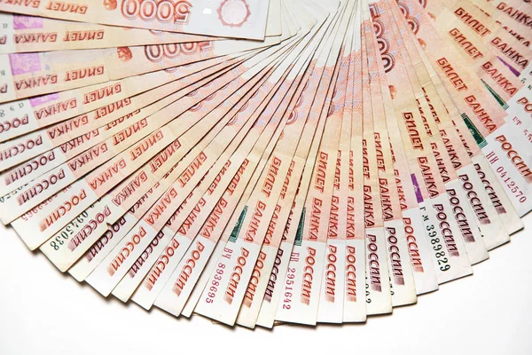 Beş bin ruble beyaz arka plan üzerinde izole banknottan Rus banknotlar — Stok fotoğraf