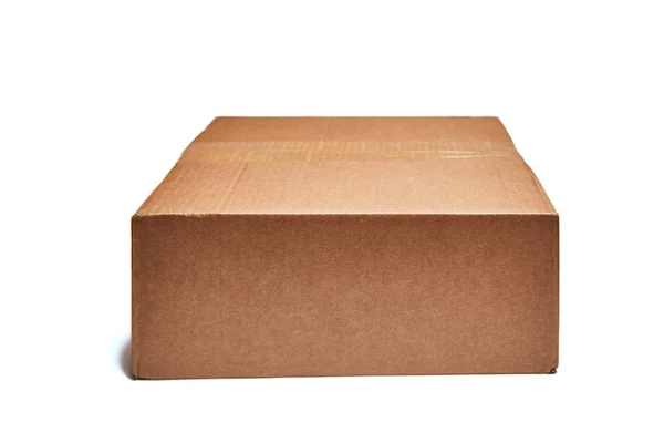 Caja de cartón aislado sobre un fondo blanco —  Fotos de Stock