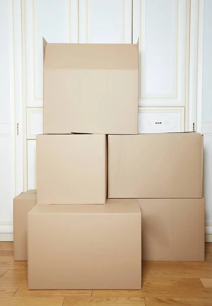 Stěhovací krabice. lepenkové krabice. stoh krabic — Stock fotografie