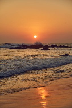 Sri Lanka Beach'te. Hint Okyanusu. Sri-Lanka günbatımı. Weligama şehir