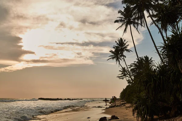 Praia de Gurubebila no Sri Lanka. Oceano Índico. Pôr do sol. A cidade de Weligama — Fotografia de Stock