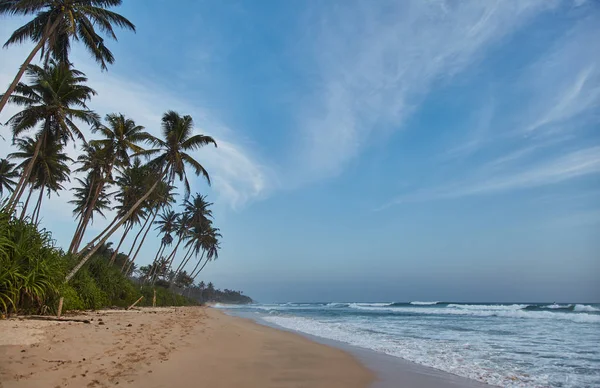 Praia de Gurubebila no Sri Lanka. Oceano Índico. Pôr do sol. A cidade de Weligama — Fotografia de Stock