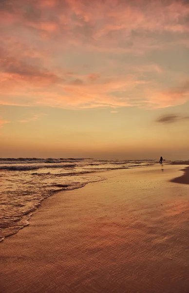 Пляж Гурубебила в Шри-Ланке. Индийский океан. Закат. Город Велигама — стоковое фото