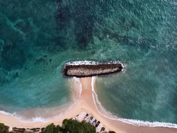 Rompeolas en el océano Índico. Playa en Sri Lanka. La vista desde el dron. Foto desde una altura — Foto de Stock