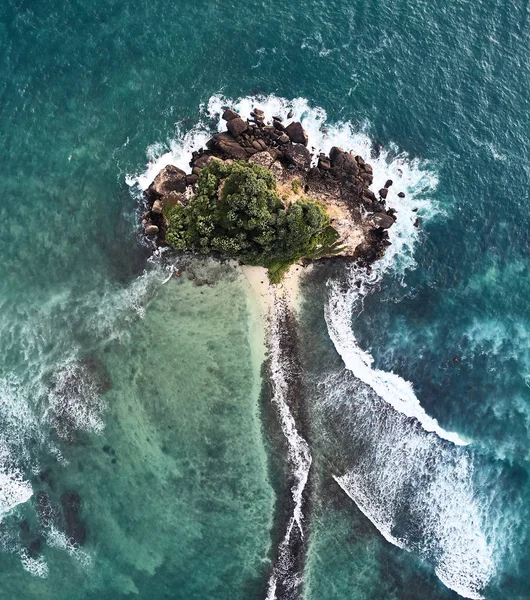 Isla en el océano Índico. Playa en Sri Lanka. La vista desde el dron. Foto desde una altura — Foto de Stock