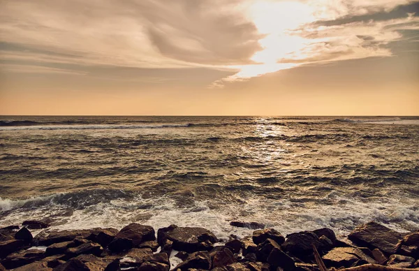 Plage au Sri Lanka. Océan Indien. Coucher de soleil. La ville de Midigama — Photo