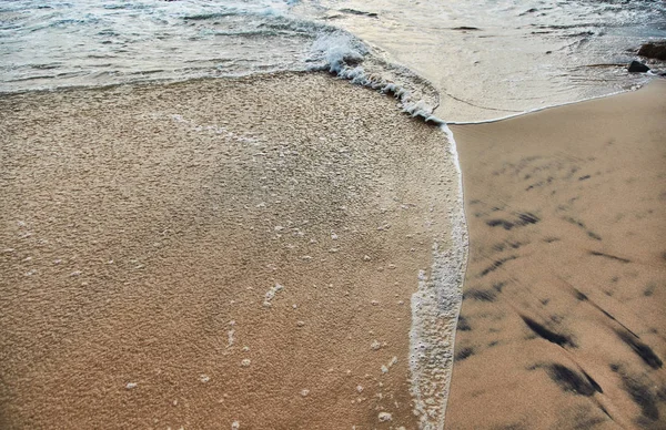 Gurubebila beach i Sri Lanka. Indiska oceanen. Solnedgång. Den staden i Weligama — Stockfoto