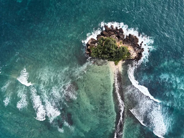 Isla en el océano Índico. Playa en Sri Lanka. La vista desde el dron. Foto desde una altura — Foto de Stock
