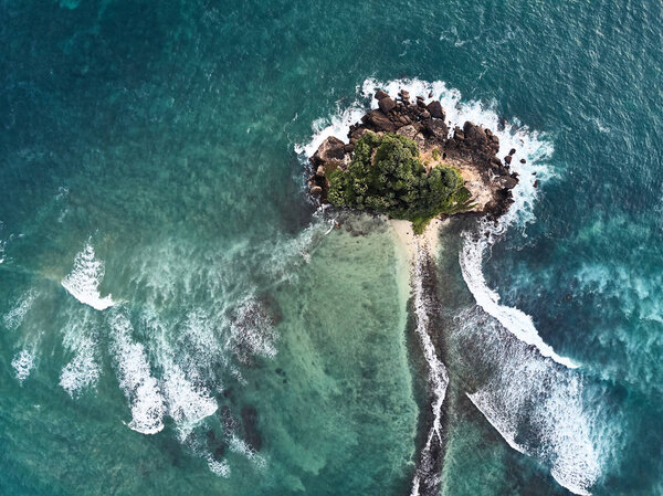 Остров в Индийском океане. Пляж в Шри-Ланке. Вид с беспилотника. Фото с высоты
