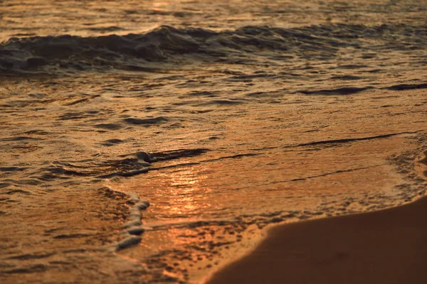 Stranden i Sri Lanka. Indiska oceanen. Lankesiska solnedgång. Den staden i Weligama — Stockfoto