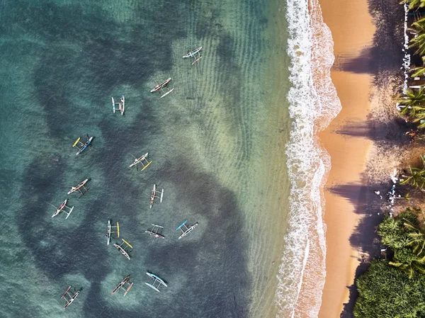 Vista al mar y a la playa. Ciudad de mirissa, Sri Lanka. Disparos desde el aire . — Foto de Stock