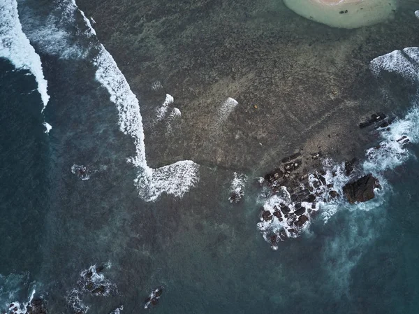 Vista aérea del dron de la hermosa superficie de las olas marinas — Foto de Stock
