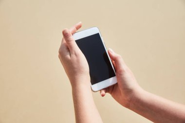Hareket eden telefon içinde plaj ve okyanus zemin üzerine el