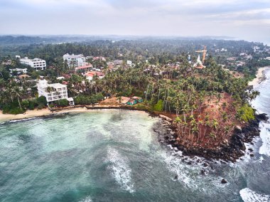 Hava manzara plaj ve okyanus. Mirissa, Sri Lanka şehri. Havadan çekim.