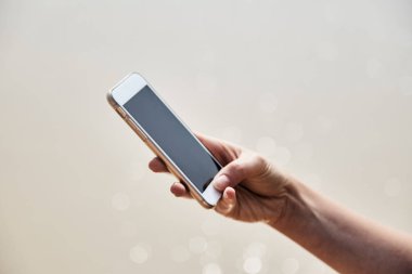 Hareket eden telefon içinde plaj ve okyanus zemin üzerine el