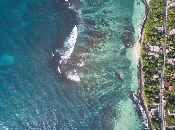 Vista aérea. Playa Salvaje en Midigama. Océano Índico. Sri-lanka — Foto de Stock