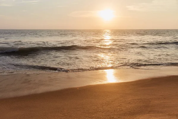 Narigama Beach. Günbatımı okyanus ve dalgalar bakan sahilde çarpıcı. Hikkaduwa, Sri Lanka. 
