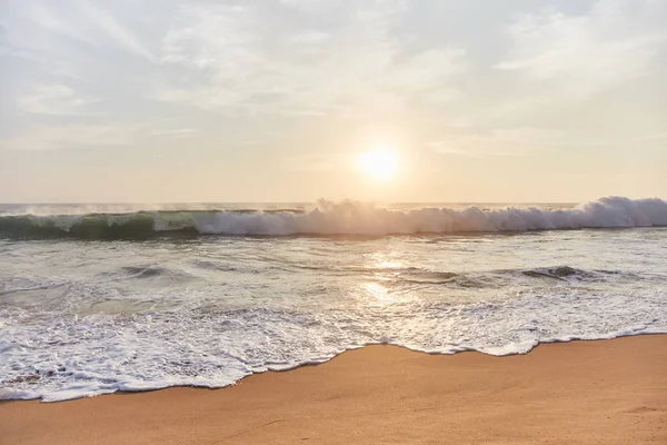 Narigama Beach. Superbe coucher de soleil sur la plage surplombant l'océan et les vagues . — Photo