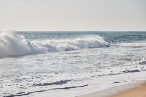 Narigama Beach. Okyanus ve dalgalar bakan Beach.   