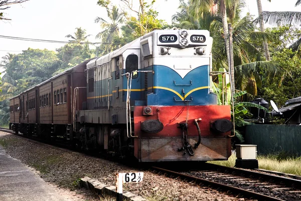 Gamla engelska tåg på Sri Lanka railway — Stockfoto