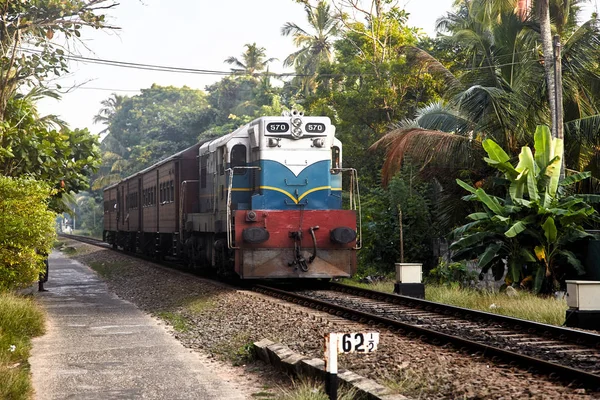 Gamla engelska tåg på Sri Lanka railway — Stockfoto