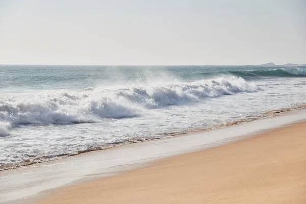 Narigama Beach. Plage surplombant l'océan et les vagues . — Photo
