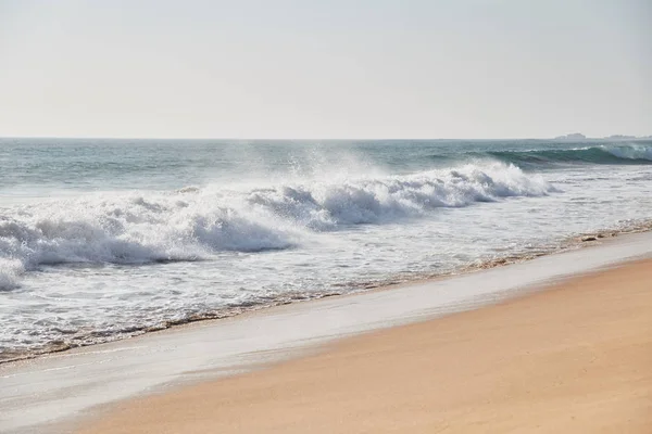 Narigama Beach. Beach overlooking the ocean and the waves. — Stock Photo, Image