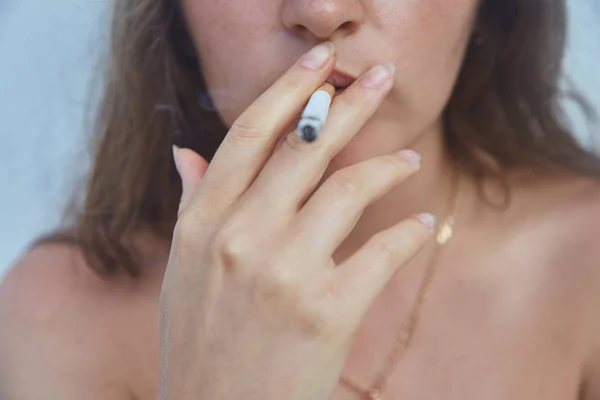 Dívka Drží Kouření Cigaret Selektivní Ostření — Stock fotografie