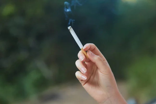 Chica Sosteniendo Fumar Cigarrillo Enfoque Selectivo — Foto de Stock