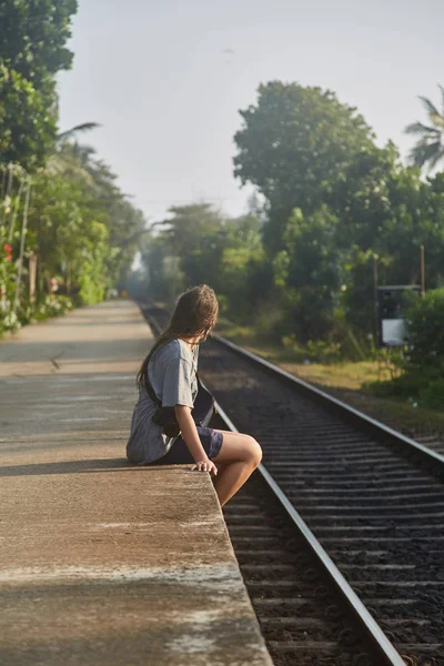 Eisenbahn in den Tropen von Sri Lanka, die sich in die Ferne erstreckt — Stockfoto
