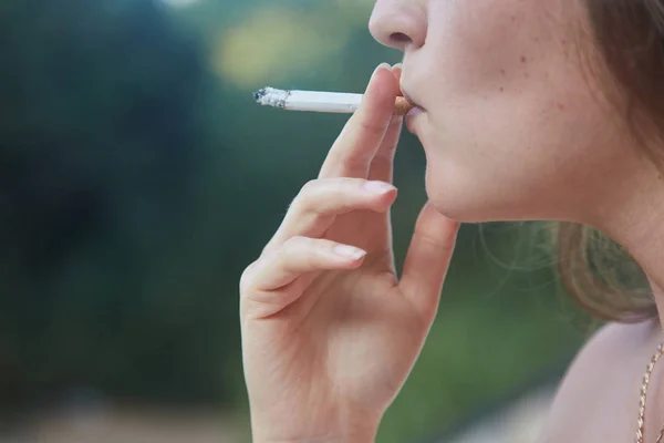 Молодая девушка курит сигарету. Закрывай. Стиль жизни — стоковое фото