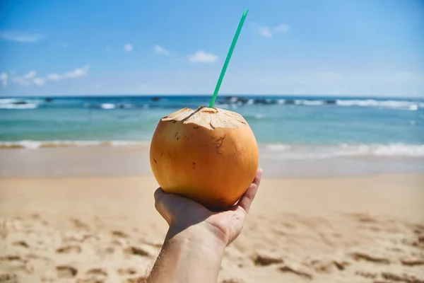 Hombre Sostiene Coco Con Una Paja Océano Chico Bebe Jugo — Foto de Stock