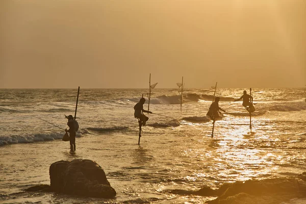 Rybaków w Sri Lanka połowów o zachodzie słońca — Zdjęcie stockowe