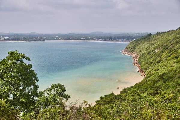 Vista de la bahía de Unawatuna. Vista aérea de la playa de la selva . — Foto de Stock