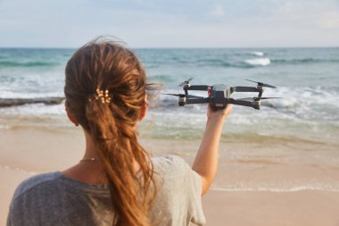 Kadın elinde robot. Yakın çekim. Kız dron başlattı.