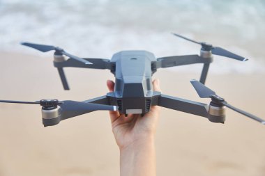 Kadın elinde robot. Yakın çekim. Kız dron başlattı.