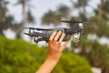 Kadın elinde robot. Yakın çekim. Kız dron başlattı.