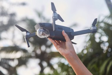 Kadın elinde robot. Yakın çekim. Kız dron başlattı.