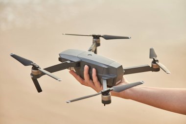 Kadın elinde robot. Yakın çekim. Kız dron başlattı.