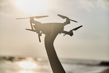 Kadın elinde robot. Yakın çekim. Kız dron başlattı.